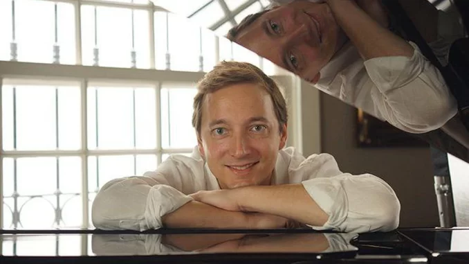 aymeric-frerejean-viraliza-evidencias-francesa-mpb Cantor francês Aymeric Frerejean viraliza com a música 'Evidências' em francês e outras da MPB, com destaque na divulgação das canções no cenário musical.