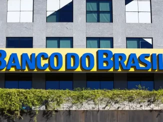 Fachada de um prédio do Banco do Brasil com destaque para o letreiro amarelo e azul, relacionado ao captação de US$ 100 milhões para ampliar crédito verde.