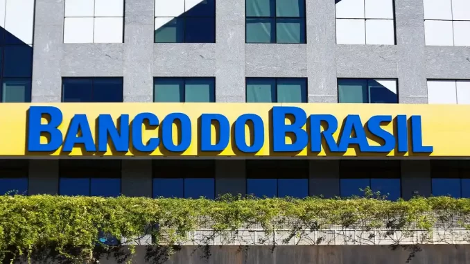 banco-do-brasil-capta-usd-100-milhoes-credito-verde Fachada de um prédio do Banco do Brasil com destaque para o letreiro amarelo e azul, relacionado ao captação de US$ 100 milhões para ampliar crédito verde.