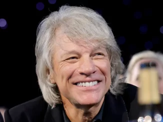 Bon Jovi celebra a adoção de sua nova neta e fala sobre a alegria de ser avô, em momento especial de felicidade familiar