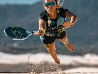 Jogadora de beach tennis no Rio de Janeiro durante a estreia da Brasil Open Beach Tennis Series em setembro, praticando na areia com raquete e roupas esportivas