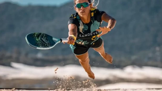brasil-open-beach-tennis-series-rio-septembro-jpg Jogadora de beach tennis no Rio de Janeiro durante a estreia da Brasil Open Beach Tennis Series em setembro, praticando na areia com raquete e roupas esportivas