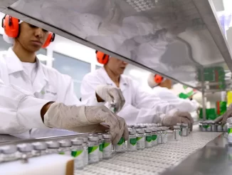 Cientistas no Brasil trabalhando na produção de vacina contra vírus sincicial no SUS em 2025, com foco em inovação e saúde pública.