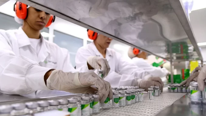 brasil-produz-vacina-virus-sincicial-sus-2025 Cientistas no Brasil trabalhando na produção de vacina contra vírus sincicial no SUS em 2025, com foco em inovação e saúde pública.