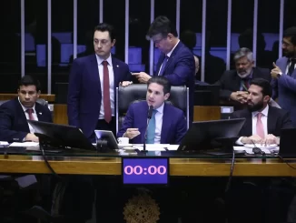Sessão na Câmara dos Deputados durante votação da 'PEC da Blindagem', que exige aval secreto para processar parlamentares, com deputados e parlamentares presentes.