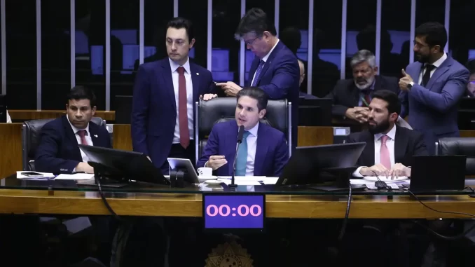 camara-aprova-pec-da-blindagem-votacao Sessão na Câmara dos Deputados durante votação da 'PEC da Blindagem', que exige aval secreto para processar parlamentares, com deputados e parlamentares presentes.