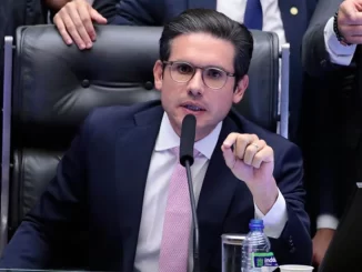 Deputado na Câmara dos Deputados defendendo urgência de anistia para condenados pelo 8 de Janeiro