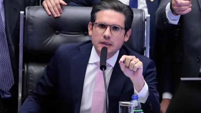 camara-vota-urgencia-anistia-8-de-janeiro Deputado na Câmara dos Deputados defendendo urgência de anistia para condenados pelo 8 de Janeiro