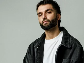 Cantor Silva critica Virginia, Sonza e Serginho Groisman em show e promete boicote, mostrando postura de protesto, com expressão séria e olhar determinado.