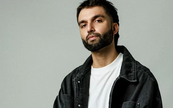 Cantor Silva critica Virginia, Sonza e Serginho Groisman em show e promete boicote, mostrando postura de protesto, com expressão séria e olhar determinado.