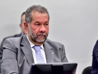 Carlos Lupi em reunião discutindo monitoramento de fraudes no INSS e ignorância da escala real pelo governo