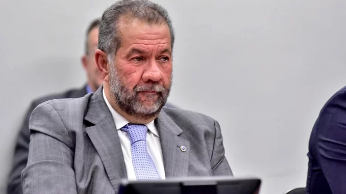 carlos-lupi-governo-monitorava-fraudes-ignorado-escala-inss Carlos Lupi em reunião discutindo monitoramento de fraudes no INSS e ignorância da escala real pelo governo