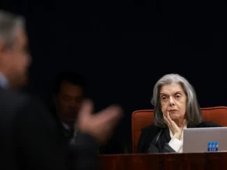 Cármen Lúcia rebate defesa de Ramagem e defende a segurança das urnas eletrônicas durante sessão do Supremo Tribunal Federal.