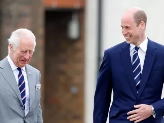 Charles III e William têm encontro privado no castelo de Balmoral, ambos vestidos com ternos azuis e sorrindo durante a reunião.