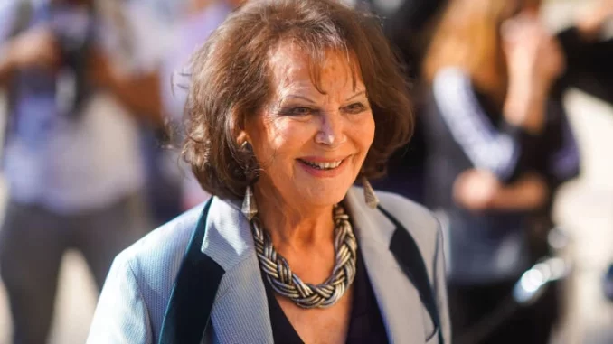 claudia-cardinale-morre-franca-87-anos Fotografia de Claudia Cardinale, renomada atriz italiana, sorridente em evento na França, aos 87 anos, em homenagem à sua carreira no cinema mundial.