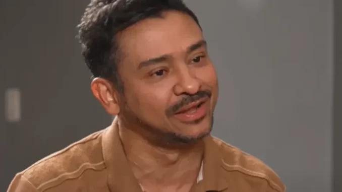 compositor-nivardo-paz-acusado-assedio-estupro Imagem do compositor Nivardo Paz, acusado de assédio e estupro por cantoras, com expressão facial séria, em entrevista ou depoimento.