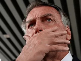 Imagem de um homem sério, representando incerteza, com expressão pensativa, relacionada à possibilidade de condenação no STF que pode tornar Bolsonaro inelegível até 2060.