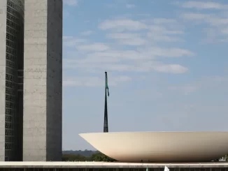 Imagem do Congresso Nacional no Brasil, destacando a arquitetura do edifício em dia ensolarado, relacionado à aprovação de concurso para analistas e técnicos legislativos.