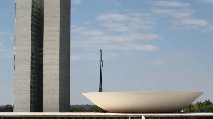 congresso-nacional-brasil-concurso-analistas-tecnicos-legislativos Imagem do Congresso Nacional no Brasil, destacando a arquitetura do edifício em dia ensolarado, relacionado à aprovação de concurso para analistas e técnicos legislativos.