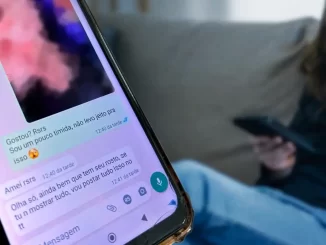 Imagem de uma adolescente usando celular, enquanto ao lado há uma tela de WhatsApp com conversas relacionadas à sextorsão digital, destacando o perigo para adolescentes no Brasil.