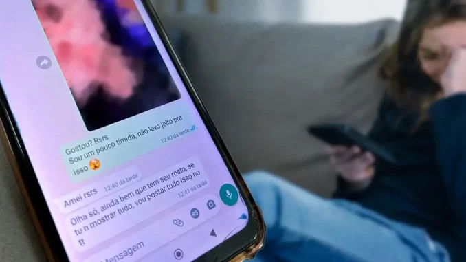 cresce-no-brasil-sextorsao-digital-adolescentes Imagem de uma adolescente usando celular, enquanto ao lado há uma tela de WhatsApp com conversas relacionadas à sextorsão digital, destacando o perigo para adolescentes no Brasil.
