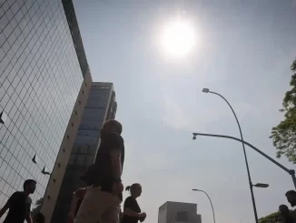 Alertas da Defesa Civil fazem aviso para 111 cidades paulistas devido ao tempo seco crítico, impactando áreas urbanas do estado de São Paulo com alta incidência de sol.