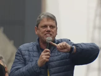 Deputado durante ato do 7 de setembro, solicitando inquérito no STF contra Tarcísio devido ao discurso ocorrido nesse evento