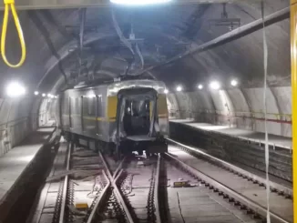 Imagem de um vagão de metrô da Linha 4-Amarela do Metrô de São Paulo, com sinais de descarrilamento na linha, causando redução na operação do serviço.