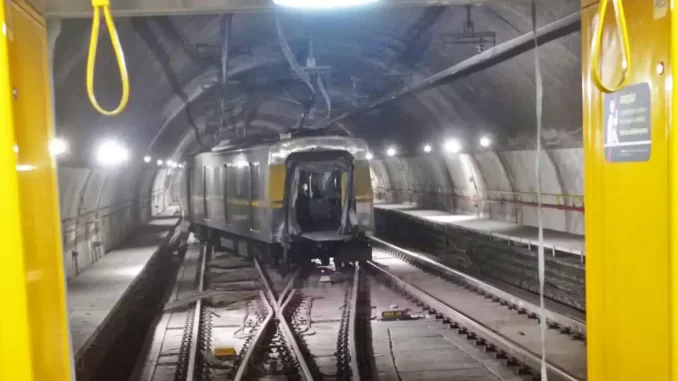 descarrilamento-linha4-amarela-metro-sp Imagem de um vagão de metrô da Linha 4-Amarela do Metrô de São Paulo, com sinais de descarrilamento na linha, causando redução na operação do serviço.