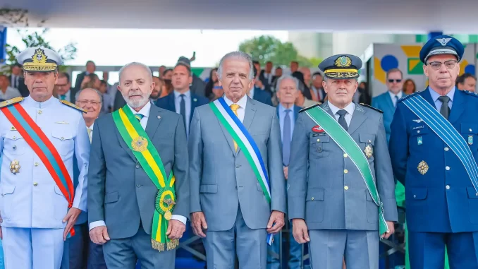 desfile-7-de-setembro-brasil-soberano-brasilia-jpg Desfile de 7 de Setembro em Brasília destaca Brasil Soberano com autoridades civis e militares vestindo uniformes e trajes formais.