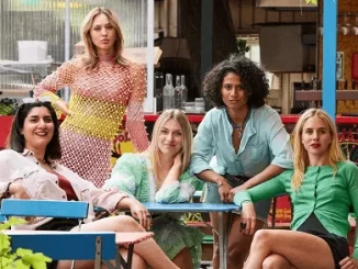 Cena da comédia sueca 'Diário de uma Garota que Coleciona Foras' mostrando cinco mulheres em um ambiente descontraído, refletindo humor ácido e encontros falhos.