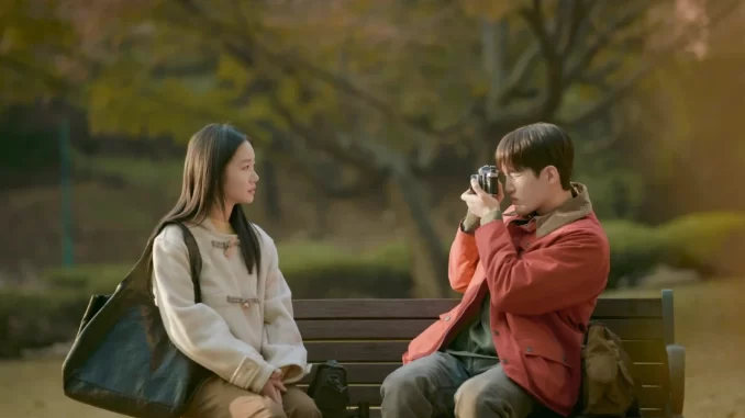 drama-coreano-ameizade-eutanasia-eu-voce-toda-vida Drama coreano retrata amizade e eutanásia em 'Eu, Você e Toda Vida'. Dois amigos conversam em um parque, com um deles tirando uma foto. O cenário é de outono, transmitindo emoções profundas.