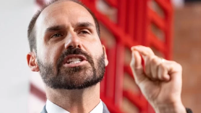 eduardo-bolsonaro-lider-da-minoria-camara-jpg O deputado Eduardo Bolsonaro, indicado pela oposição como líder da minoria na Câmara, durante discurso político, destacando-se na política brasileira.