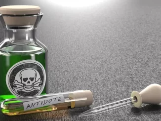 Imagem de um frasco com líquido verde, uma seringa com etiqueta 'antidote' e uma pipeta, indicando risco de envenenamento no Brasil, que ocorre a cada duas horas.