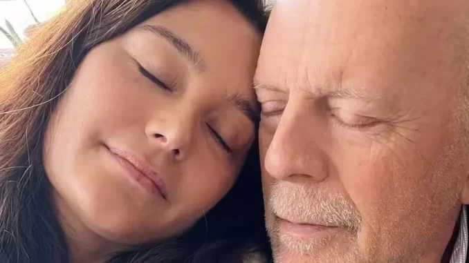 esposa-bruce-willis-demencia-frontotemporal-jpg Esposa de Bruce Willis fala sobre a demência frontotemporal do ator, mostrando um momento íntimo de carinho e apoio entre eles.