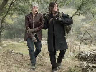 Cena da estreia da 3ª temporada de Daryl Dixon, com personagens caminhando em área de floresta, destacando a repetição de falhas no elenco