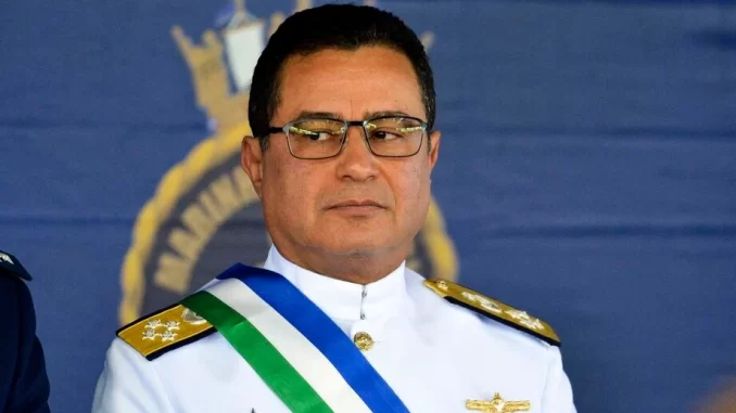 ex-comandante-marinha-almir-garnier-penalizacao-24-anos-tentativa-golpe Imagem do ex-comandante da marinha Almir Garnier durante julgamento, recebendo pena de 24 anos por tentativa de golpe, em evento oficial.
