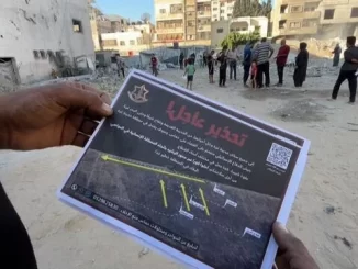 Exército de Israel lança folhetos na cidade de Gaza, provocando pânico e fuga entre os moradores durante conflito na região.