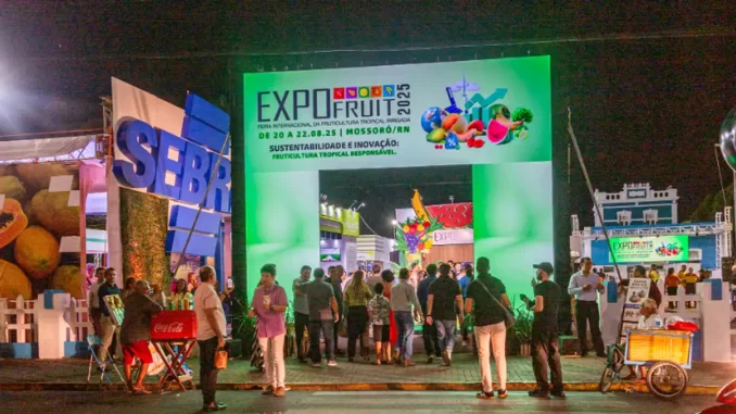 expofruit2025-mossoro-entrada-evento-jpg Imagem da Exposição Expofruit 2025 em Mossoró, mostrando entrada vibrante com grande portão, painel de destaque e visitantes celebrando o evento que gera R$ 80 milhões e atrai 45 mil pessoas.