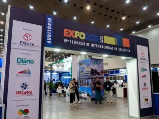 Imagem do 19º Seminário Internacional de Logística no estande da Expolog, evento que comemora 20 anos de sucesso e projeta negócios recordes para 2025.