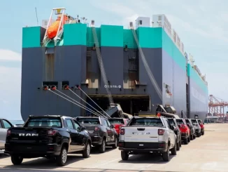 Exportações de veículos aumentam 49% em agosto, com carros sendo carregados para exportação em navio no porto brasileiro