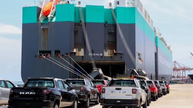 exportacoes-veiculos-aumento-agosto-anfavea Exportações de veículos aumentam 49% em agosto, com carros sendo carregados para exportação em navio no porto brasileiro