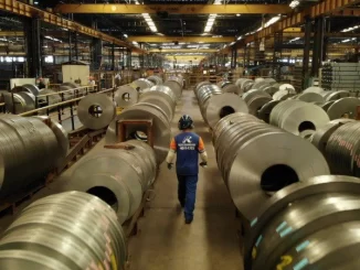 Fábrica de produção de celulose e ferro-níquel no Brasil com grande volume de materiais metálicos sendo processados