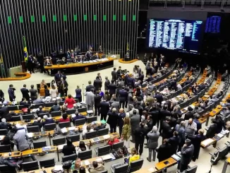 Sessão do Congresso Nacional durante votação da PEC da Blindagem, onde a falta de quórum derruba a proposta de voto secreto. Parlamentares discutem e se movimentam na Câmara dos Deputados.