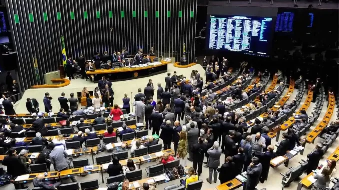 falta-de-quorum-derruba-voto-secreto-na-pec-da-blindagem Sessão do Congresso Nacional durante votação da PEC da Blindagem, onde a falta de quórum derruba a proposta de voto secreto. Parlamentares discutem e se movimentam na Câmara dos Deputados.