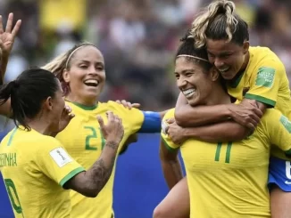 Jogadoras de futebol femininas comemorando uma vitória no estádio, celebrando a diversidade e força das mulheres no esporte, em homenagem ao Festival Mulheres no Futebol.