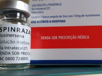 Vaccine Nusinersena produzido pelo Fiocruz para tratamento da AME sendo preparado para uso hospitalar, com embalagem destaque na imagem.