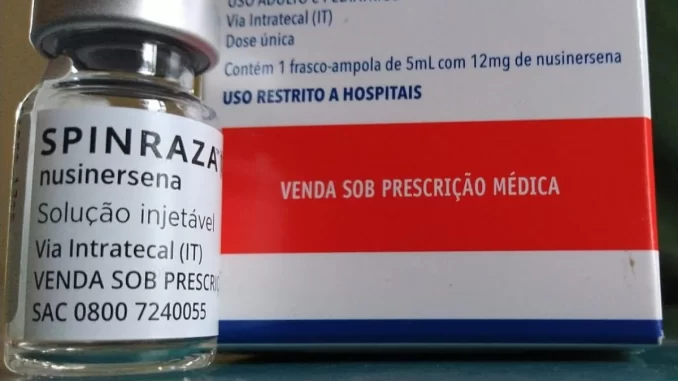 fiocruz-produz-nusinersena-para-ame-brasil Vaccine Nusinersena produzido pelo Fiocruz para tratamento da AME sendo preparado para uso hospitalar, com embalagem destaque na imagem.