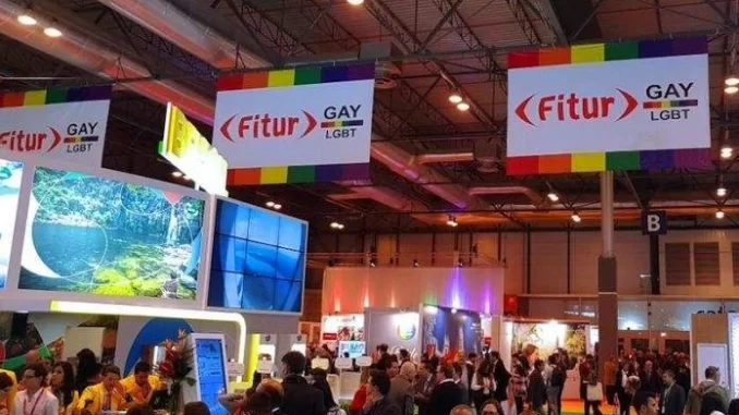 fitur-lgbt-2026-inclusao-inovacao-turismo Ambiente vibrante na feira FITUR LGBT+ 2026, destacando a inclusão e inovação no turismo global com diversas pessoas explorando diferentes estandes e atrações.