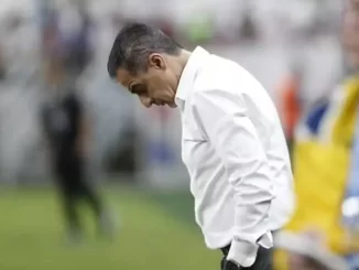 Treinador Renato Paiva após derrotas do Fortaleza, anúncio de sua demissão pelo clube, tristeza e reflexão no campo de futebol.